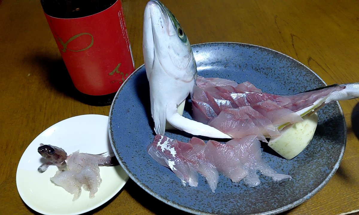 nyashimohu's tweet photo. 久々に釣りに🎣
私はリュウグウハゼしか釣れんかったけど、息子氏が青物釣りました！
息子氏＆夫にお造りにしてもらった笑笑
ラーメンも美味しかったし🍜🤤♡
良き1日でした☺️

 #釣り
 #ショッコ
 #リュウグウハゼのお造り
 #お刺身
 #おうちごはん https://t.co/ik6vjXFrwb