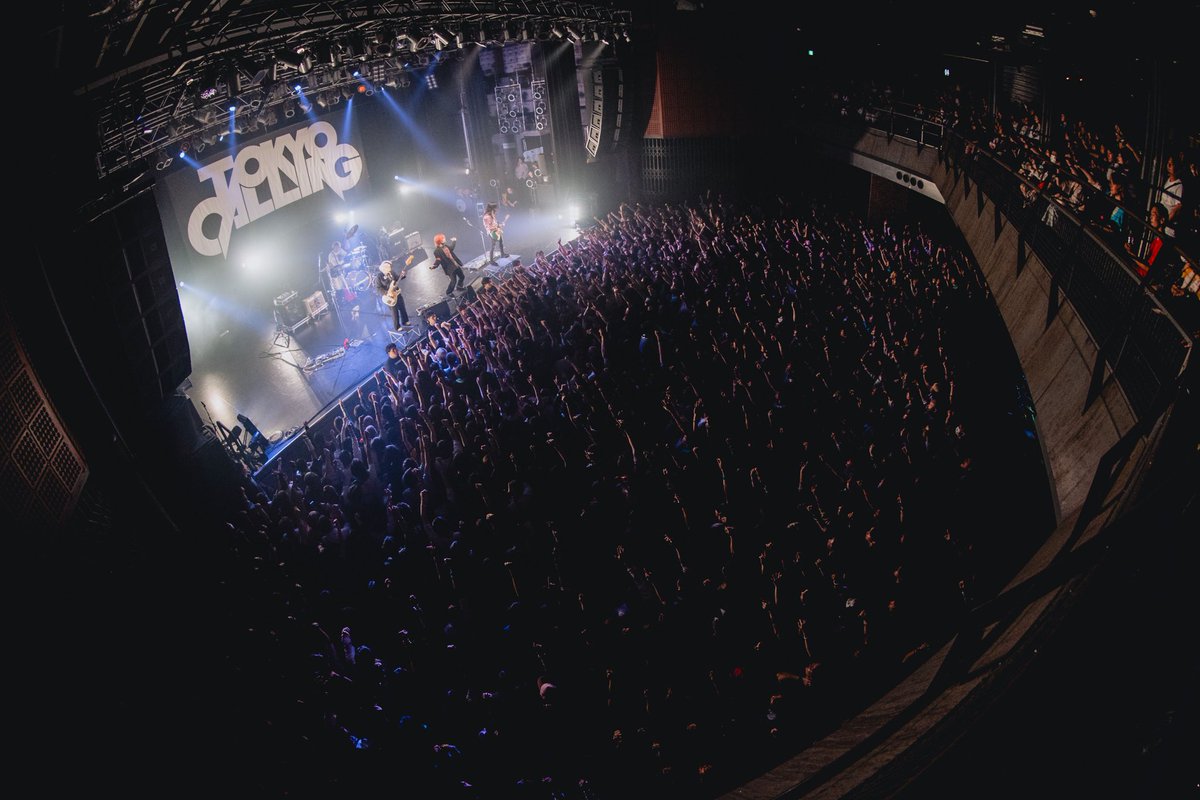 ArakezuriShiga's tweet photo. 9/27 渋谷Spotify O-EAST
TOKYO CALLING 2026 SHIBUYA

ついに来たO-EAST、あなたの支えあってこそ。
誰もが結局今日を選んでくれた人に笑って欲しいだけ。
会いに来てくれてありがとう！

Photo by @ideta0907 https://t.co/05ium4UwBk
