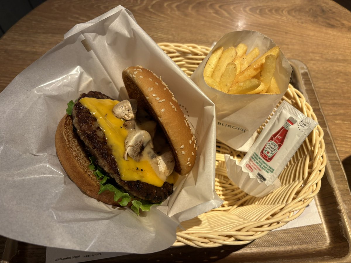 Blogath's tweet photo. フレッシュネスバーガーのマッシュルームチーズバーガー食べた！
バーガーキングのマッシュルームワッパーでも思ったけどやっぱハンバーガーにきのこが合う　地のチーズバーガーがめちゃくちゃ美味くてソースと合っている！　あと芋がめちゃくちゃうまい！ https://t.co/7NFqAgwZZ7
