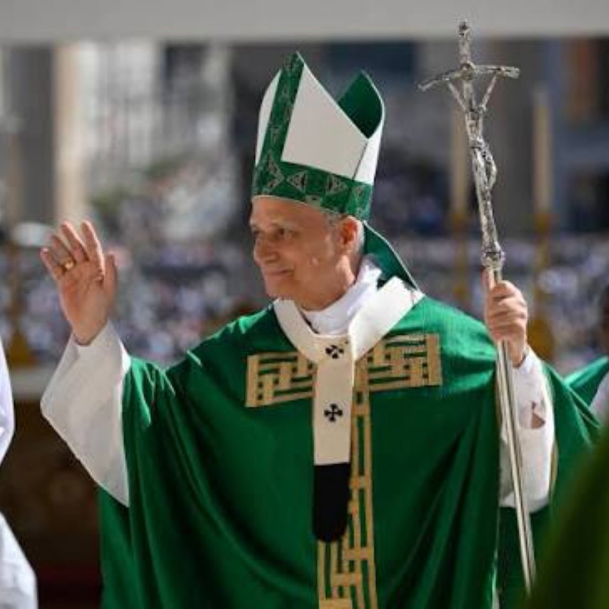 TheReganAngle's tweet photo. 🟡 URGENT: Le formidable clin d'oeil au Léon de Narine, le Pape endosse une chasuble vert Tondelier à Lourdes (BFM) https://t.co/0ngrIh9SvM