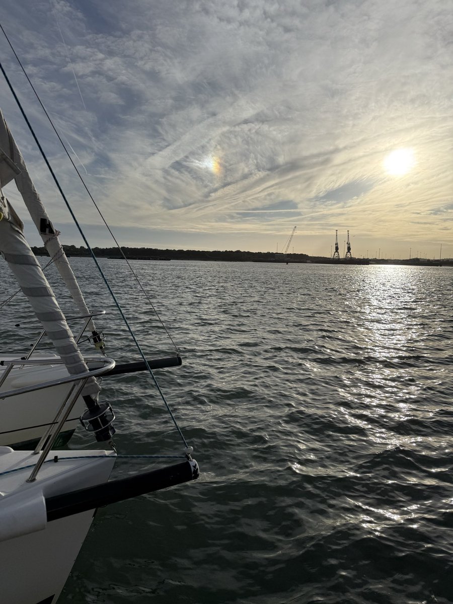 beachstroller99's tweet photo. @PaulBlight6 Yesterday afternoon 5 pm Southampton Boat show this prism of light appeared in the light clouds.  Rather different at show this morning with windy showery weather but last weeks weather has been amazing for late September https://t.co/xJ1iYzY5WM