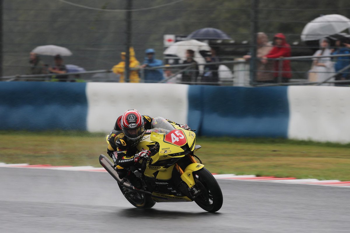TyresDunlop's tweet photo. 【全日本ロードレース選手権シリーズ第6戦スーパーバイクレースin 岡山】
DUNLOP Racing Team with YAHAGI 長島哲太選手は雨のレースを制して見事初優勝！

長島選手のコメントです
「1分44秒台なら余裕を持って走れる感覚はありましたが、タイヤの違いで速い区間が異なり、前と同じように走ると止まりきれなかったり、リアが流れたりして、追いついては離される展開でした。序盤は雨量も多く厳しかったですが、終盤は安心して攻められるようになり、トップに立ってからペースを上げ、逃げ切れてホッとしています。前回のもてぎからレインタイヤをさらに進化させてくれたダンロップには、本当に感謝しています。優勝は素直にうれしいですが、ドライでも勝って速さを証明したいという思いがあります。最終戦の鈴鹿では、ドライでもしっかり戦い、勝ち切れるように頑張ります」

#ダンロップ #JRR #全日本ロード #ST1000 #OKAYAMA #岡山