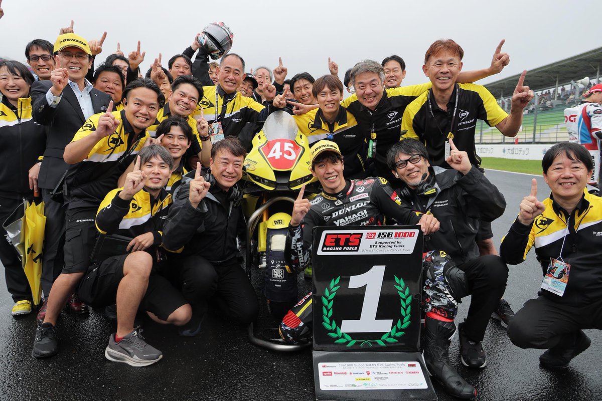 TyresDunlop's tweet photo. 【全日本ロードレース選手権シリーズ第6戦スーパーバイクレースin 岡山】
DUNLOP Racing Team with YAHAGI 長島哲太選手は雨のレースを制して見事初優勝！

長島選手のコメントです
「1分44秒台なら余裕を持って走れる感覚はありましたが、タイヤの違いで速い区間が異なり、前と同じように走ると止まりきれなかったり、リアが流れたりして、追いついては離される展開でした。序盤は雨量も多く厳しかったですが、終盤は安心して攻められるようになり、トップに立ってからペースを上げ、逃げ切れてホッとしています。前回のもてぎからレインタイヤをさらに進化させてくれたダンロップには、本当に感謝しています。優勝は素直にうれしいですが、ドライでも勝って速さを証明したいという思いがあります。最終戦の鈴鹿では、ドライでもしっかり戦い、勝ち切れるように頑張ります」

#ダンロップ #JRR #全日本ロード #ST1000 #OKAYAMA #岡山
