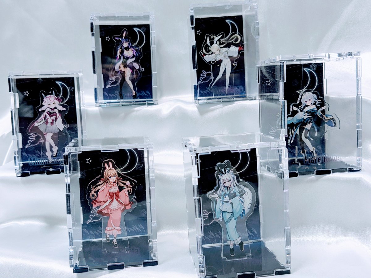 VTuberPRESS's tweet photo. 【#ぶいとり 事後通販情報】

事後通販グッズ、大好評販売中🎁

今回は「キューブ型アクスタ」をご紹介🎵

第1回ぶいとり！のコンセプトである『サイバー×お月見』のイメージを落とし込んだ逸品！

キューブの中で存在感たっぷりの推しがただただ尊いです✨️

▼詳細・ご購入はこちら
https://t.co/D0zoXdSnVx