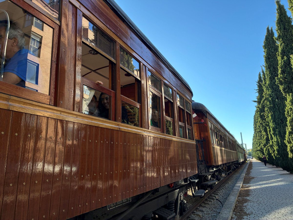M_Ferrocarril's tweet photo. #TurismoyTren 🛤️🚞

¡Feliz #DíaMundialdelTurismo! 

🍓 El #TrendelaFresa comienza la temporada de otoño el próximo fin de semana https://t.co/l0nXEPiu3W https://t.co/ewKIu0vtZ4