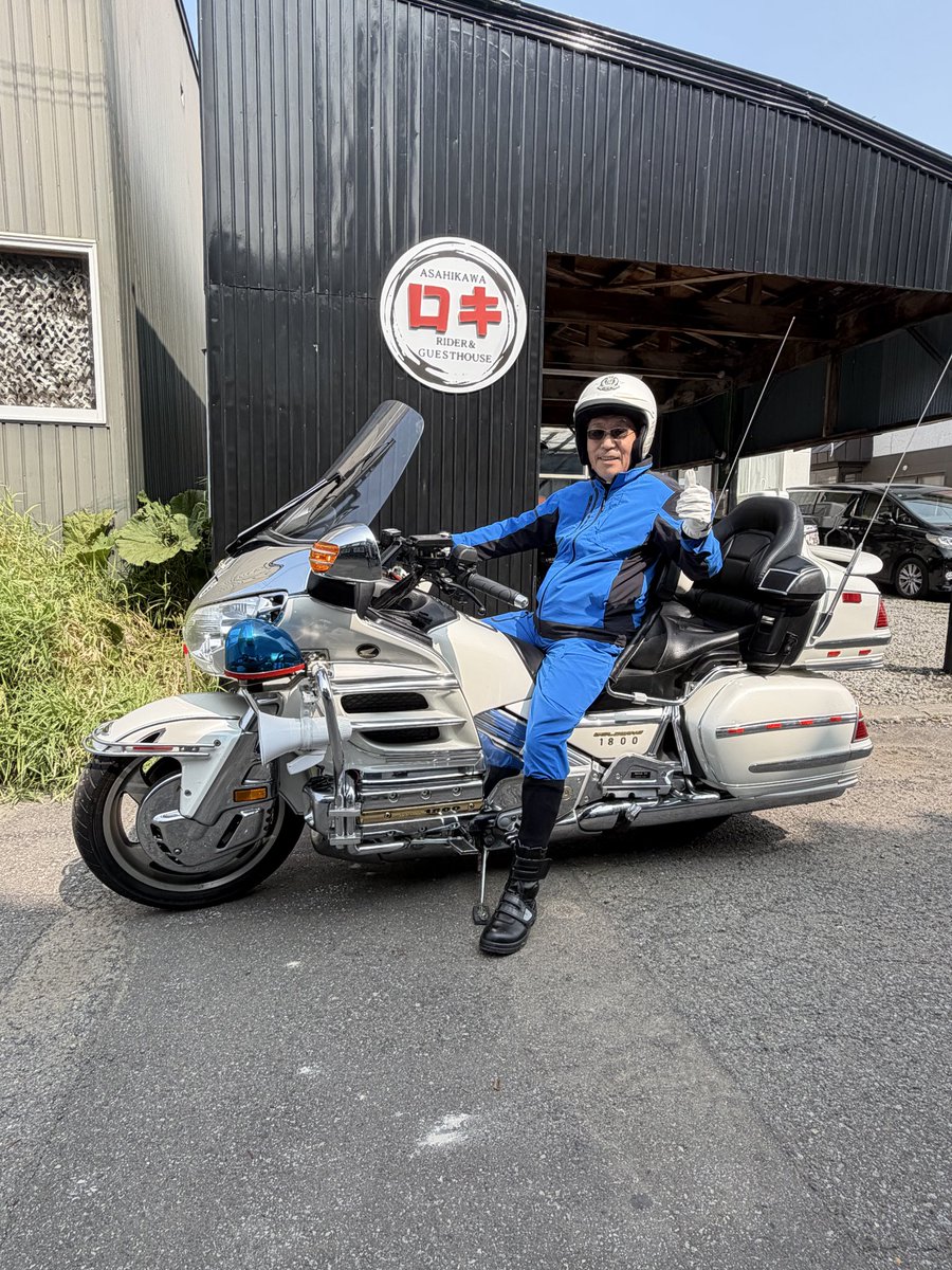 raidrhouseROKI's tweet photo. 道内のお客様ポリスのコスプレで登場です😊
驚きます‼️

女性も気軽に泊まれる宿
フェリー降りたらとりあえずロキ😊
＊『日本一周の旅人』応援宿
日本ライダーハウス連合加盟店
北海道ライダーハウスラリー参加店

#ライダーハウスロキ #旭川ロキ #ロキ #北海道ツーリング #バイク女子 https://t.co/h3cJ6dE7G9