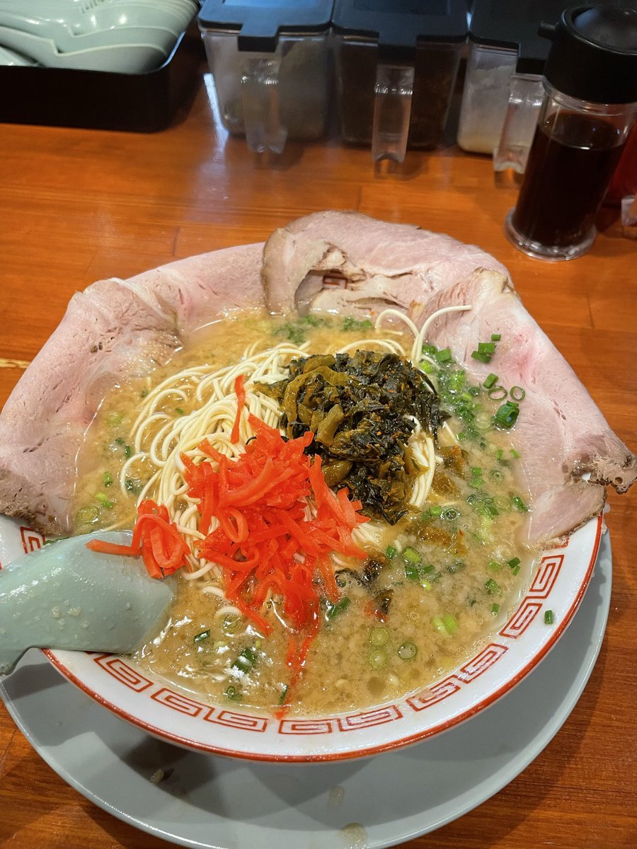 zabeo1001's tweet photo. 博多一路
一路チャーシューめん🍜味玉🥚ネギ
替え玉×2（ラーパス🎟️使用）
もつめし🍚（つゆだく）

今回もラー友4人もちろんPPで
背脂たっぷりの濃厚なスープを
始めは粉落としで🤭
生に近いから逆に柔らかい🤣
硬めのパッツパツを求めるなら
ハリガネがオススメ👍
群馬No.1の豚骨ラーメン最高でした🤤 https://t.co/zvVTa5uHGO
