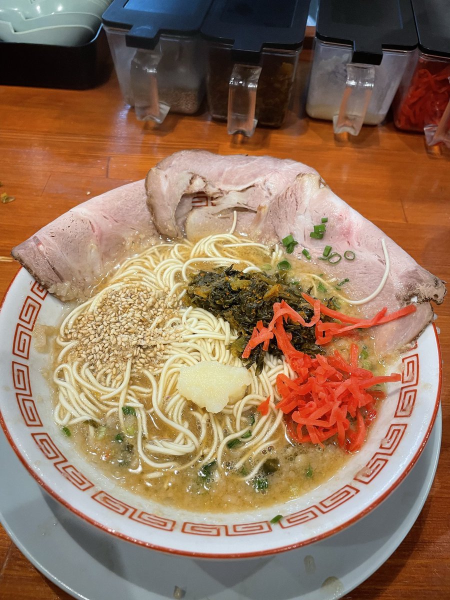 zabeo1001's tweet photo. 博多一路
一路チャーシューめん🍜味玉🥚ネギ
替え玉×2（ラーパス🎟️使用）
もつめし🍚（つゆだく）

今回もラー友4人もちろんPPで
背脂たっぷりの濃厚なスープを
始めは粉落としで🤭
生に近いから逆に柔らかい🤣
硬めのパッツパツを求めるなら
ハリガネがオススメ👍
群馬No.1の豚骨ラーメン最高でした🤤 https://t.co/zvVTa5uHGO