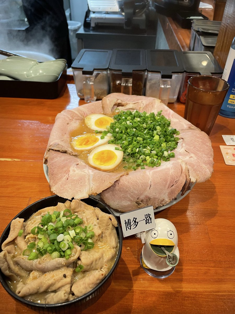 zabeo1001's tweet photo. 博多一路
一路チャーシューめん🍜味玉🥚ネギ
替え玉×2（ラーパス🎟️使用）
もつめし🍚（つゆだく）

今回もラー友4人もちろんPPで
背脂たっぷりの濃厚なスープを
始めは粉落としで🤭
生に近いから逆に柔らかい🤣
硬めのパッツパツを求めるなら
ハリガネがオススメ👍
群馬No.1の豚骨ラーメン最高でした🤤 https://t.co/zvVTa5uHGO