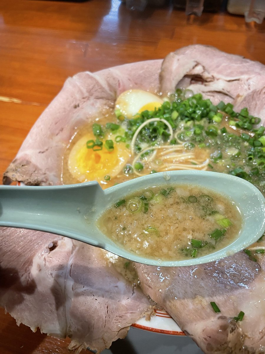 zabeo1001's tweet photo. 博多一路
一路チャーシューめん🍜味玉🥚ネギ
替え玉×2（ラーパス🎟️使用）
もつめし🍚（つゆだく）

今回もラー友4人もちろんPPで
背脂たっぷりの濃厚なスープを
始めは粉落としで🤭
生に近いから逆に柔らかい🤣
硬めのパッツパツを求めるなら
ハリガネがオススメ👍
群馬No.1の豚骨ラーメン最高でした🤤 https://t.co/zvVTa5uHGO