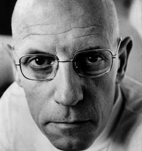 hjernevakta's tweet photo. Sinnsykdommen «Woke-galskapens» far
Foucault gjorde det uopprettelige: han fratok galskapen sykdommen og ga den moral. Pasienten sluttet å være syk. Samfunnet ble sykehuset. Legen ble fangevokter. Fornuften ble anklaget.
Derfra er steget kort til vår tid. Woke er ikke medfølelse. Det er en metode for å gjøre virkeligheten til overgrep. Den som lider har rett. Den som motsetter seg har skyld. Den som krever bevis har makt. Sannhet degraderes til privilegium, og privilegium til synd.
Kjønnsideologien er doktrinen i praksis. En kropp er «tildelt», som om naturen var et byråkratvedtak. Et barn i krise gjøres til bevis mot biologien. Akademikerne leverte språket som gjorde kastrering av virkeligheten til «omsorg». Klinikkene utførte ritualet. Kritikeren ble hater. Tvilen ble vold.
Venstresidens galskap er en kirke uten Gud. Presten heter «struktur». Synd heter «norm». Frelse heter «erkjennelse». Vitenskap er kolonial når den motsier læren, og hellig når den bekrefter den. Makten finnes i alle rom unntatt seminarrommet der de selv sitter.
Akademia råtnet da den byttet ut sannhet med skadeanalyse. En påstand vurderes ikke etter om den stemmer, men etter hvem som kan såres av at den stemmer. Det er ikke tenkning. Det er presteskap med fotnoter.
Foucault døde i 1984. Liket hans underviser fortsatt. Vrangforestilling heter identitet. Løgn heter inkludering. Voksen realitetssans heter fascisme.
Galskapen er ikke at noen er syke. Galskapen er at en hel kultur ble trent til å nikke.
#Foucault #Woke #Kjønnsideologi #Akademia #Postmodernisme #Sinnssykdom #Sannhet #Ideologi