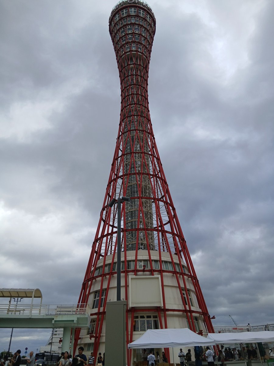 takidan's tweet photo. さらに増加4時間57分スクリーンタイム平均。低調期続く。連休に神戸。初めてポートタワー近くまで行く。人多くて入れず。帰って来て夢みなとタワーはどんなだっけかと行く。入場料安い、眺めは良いアジアの衣装
試着出来て面白いと新たな発見。 https://t.co/6MpLYbdV47