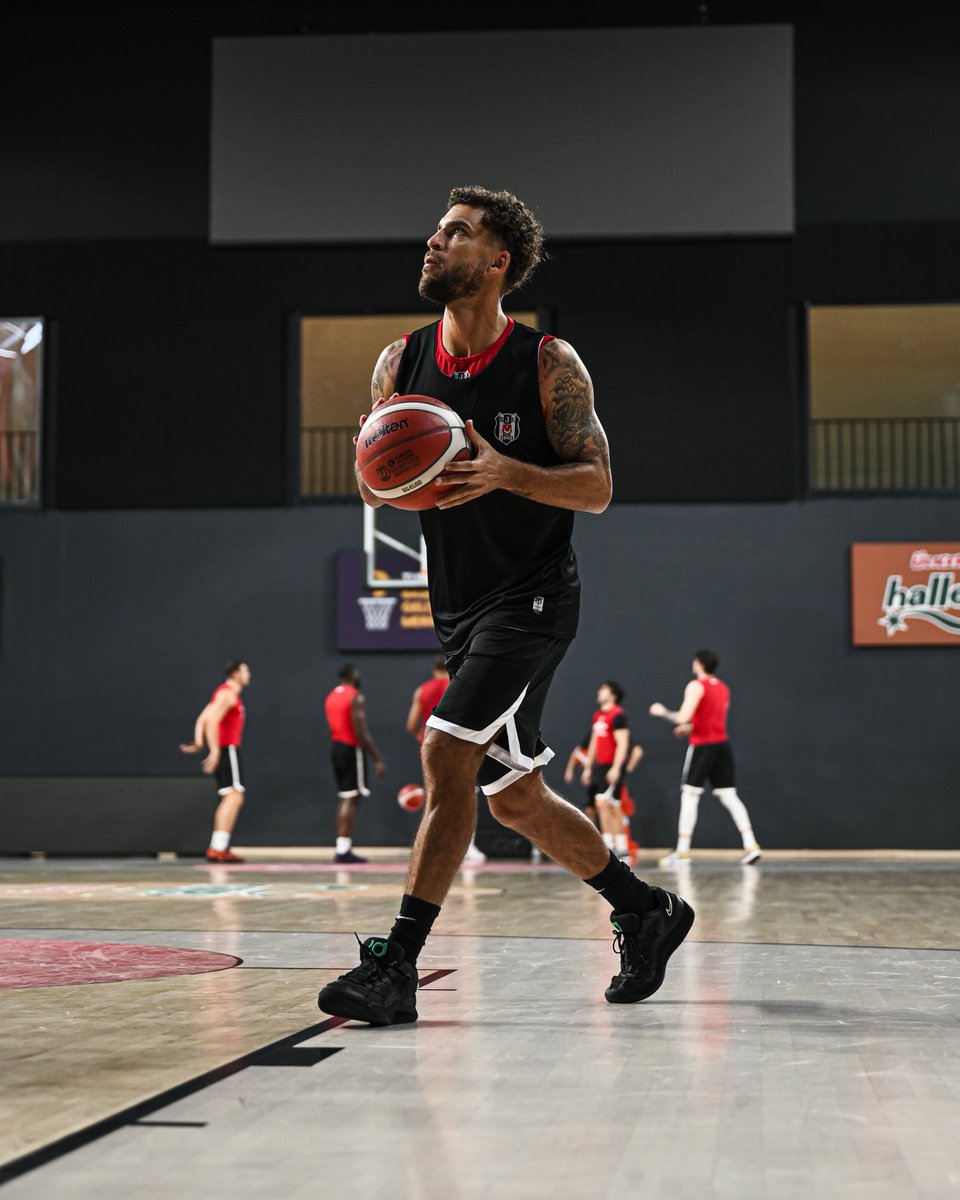 BJK_Basketbol's tweet photo. Akşam için hazırız. 🙌

🦅 #HearWeAre https://t.co/8AgJitAq55