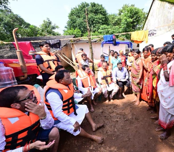 Odishaepaper's tweet photo. ଅବପାତ ଜନିତ ପ୍ରବଳ ବର୍ଷା ପ୍ରଭାବିତ ଅଞ୍ଚଳ ବୁଲି ସ୍ଥିତି ଅନୁଧ୍ୟାନ କରିଛନ୍ତି ମୁଖ୍ୟମନ୍ତ୍ରୀ ମୋହନ ମାଝୀ
#CMO
#OdishaCM
#MohanMajhi
#OdishaFloods
#FloodAreaVisit
#odishanewsepaper https://t.co/ZGT1FosXFl