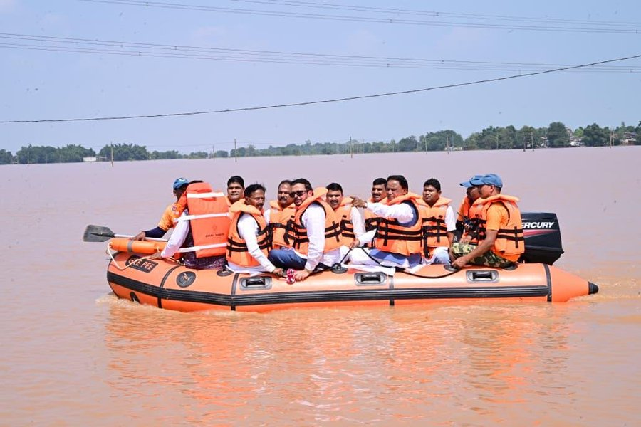 Odishaepaper's tweet photo. ଅବପାତ ଜନିତ ପ୍ରବଳ ବର୍ଷା ପ୍ରଭାବିତ ଅଞ୍ଚଳ ବୁଲି ସ୍ଥିତି ଅନୁଧ୍ୟାନ କରିଛନ୍ତି ମୁଖ୍ୟମନ୍ତ୍ରୀ ମୋହନ ମାଝୀ
#CMO
#OdishaCM
#MohanMajhi
#OdishaFloods
#FloodAreaVisit
#odishanewsepaper https://t.co/ZGT1FosXFl