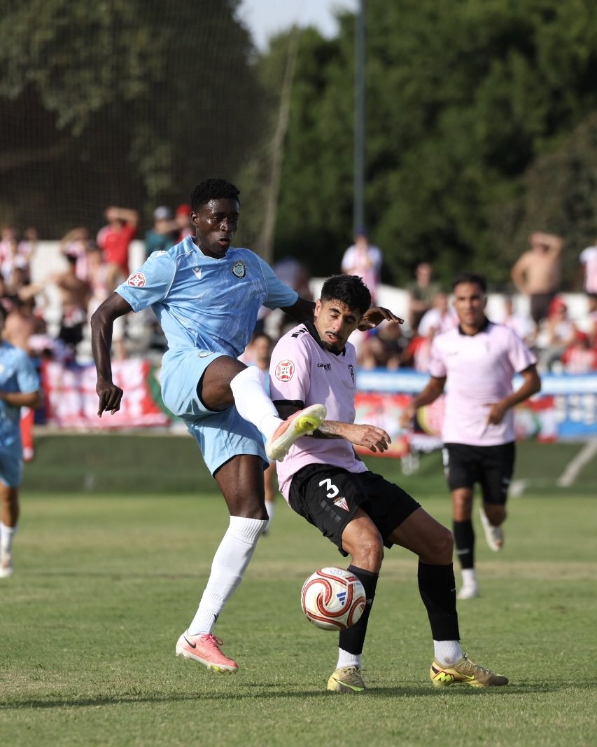JTorremolinosCF's tweet photo. 𝐃𝐞𝐛𝐮𝐭 𝐞𝐧 𝐏𝐫𝐢𝐦𝐞𝐫𝐚 𝐑𝐅𝐄𝐅 ⚽️

Ibrahim Matiti, con ficha del filial, jugó este sábado en el #TorremolinosAlgeciras sus primeros minutos oficiales con el primer equipo.

¡Enhorabuena, Ibrahim! 👏🏼 https://t.co/lP1OuZmRmk