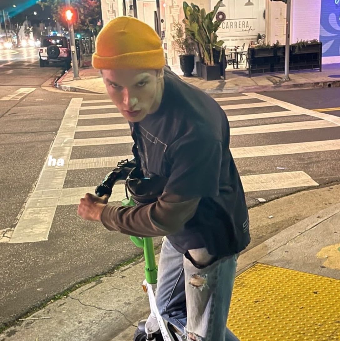 cstorrrie's tweet photo. he’s fucking cool https://t.co/tecBGxCERK