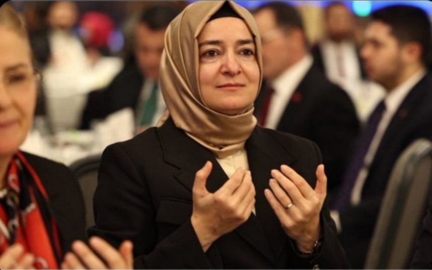 segemert's tweet photo. Ünv. Mezunu liyakatlı,donanımlı,lisan bilen gençlerimiz 50 bin tl ye iş bulamazken ,yedikleriniz,içtikleriniz haram zıkkım olsun. https://t.co/5VeT7eSNN2