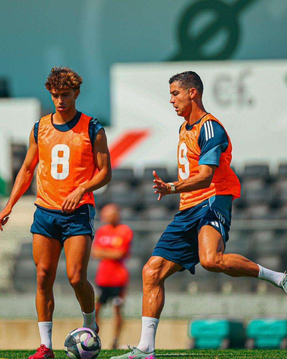 TouchlineX's tweet photo. 🚨🗣️ 𝗡𝗘𝗪: João Félix on Cristiano Ronaldo reaching 1,000 career goals:

“When Cristiano is just ONE goal away from 1,000, I’ll ALWAYS try to pass him the ball.” https://t.co/W6u1gFoAaV