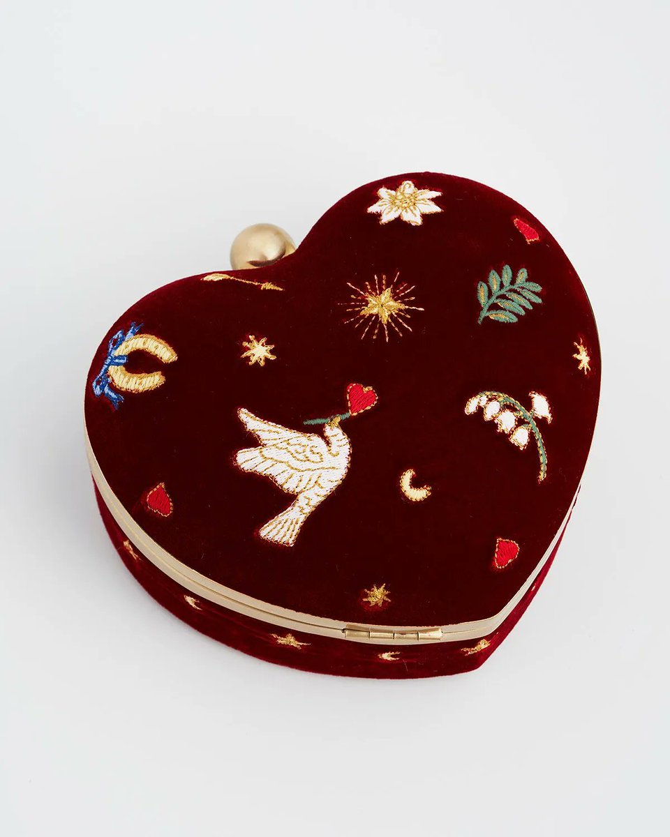 taraaa_koo's tweet photo. FABLE ENGLANDのレッドベルベット刺繍ジュエリーポーチも衝撃的なかわいさだったなぁ。。 https://t.co/6B25B4Xaeh