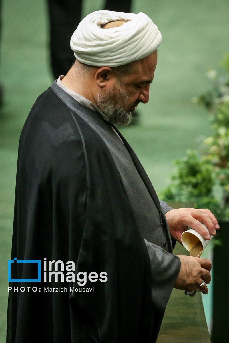 reihane_asgari's tweet photo. رسایی امروز از تریبون مجلسی که تا الان میگفت تعطیله برای دفاع از خودش استفاده کرد و باز هم چندین ادعای کذب مطرح کرد؛
حمید دست بردار و برو مثل بقیه حبستو‌ بکش😆 https://t.co/tUZI6PGMVK