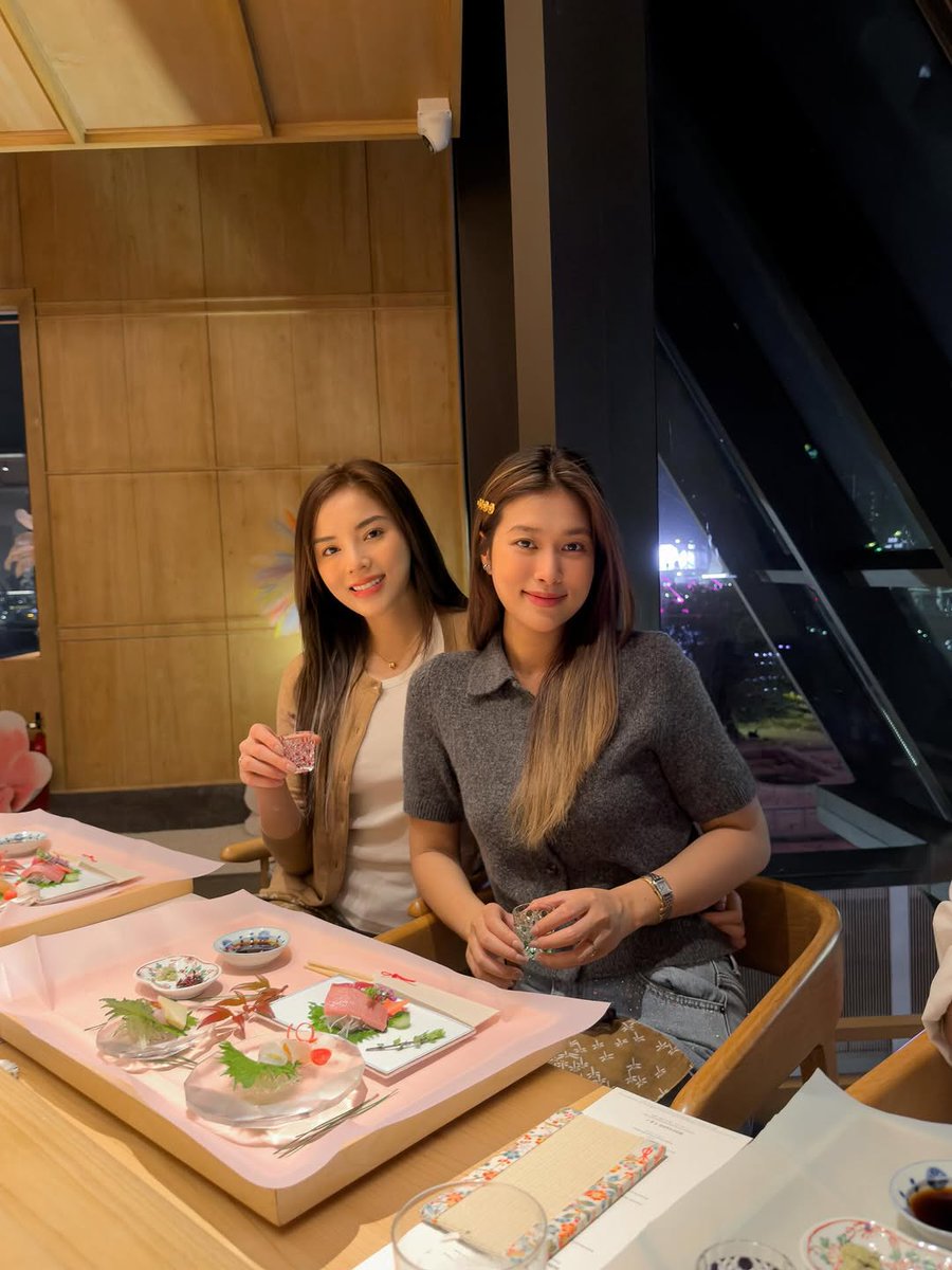 dolikartrokd's tweet photo. Quán omakase này có tầm nhìn hướng thẳng ra cầu Ba Son quá đẹp, mà món ăn cũng ngon xuất sắc nữa. Trộm vía mùng 6 được người ta mời đi ăn ngon, giờ mình mới đăng ảnh lên nè 😜 https://t.co/fgpkz2hPoe