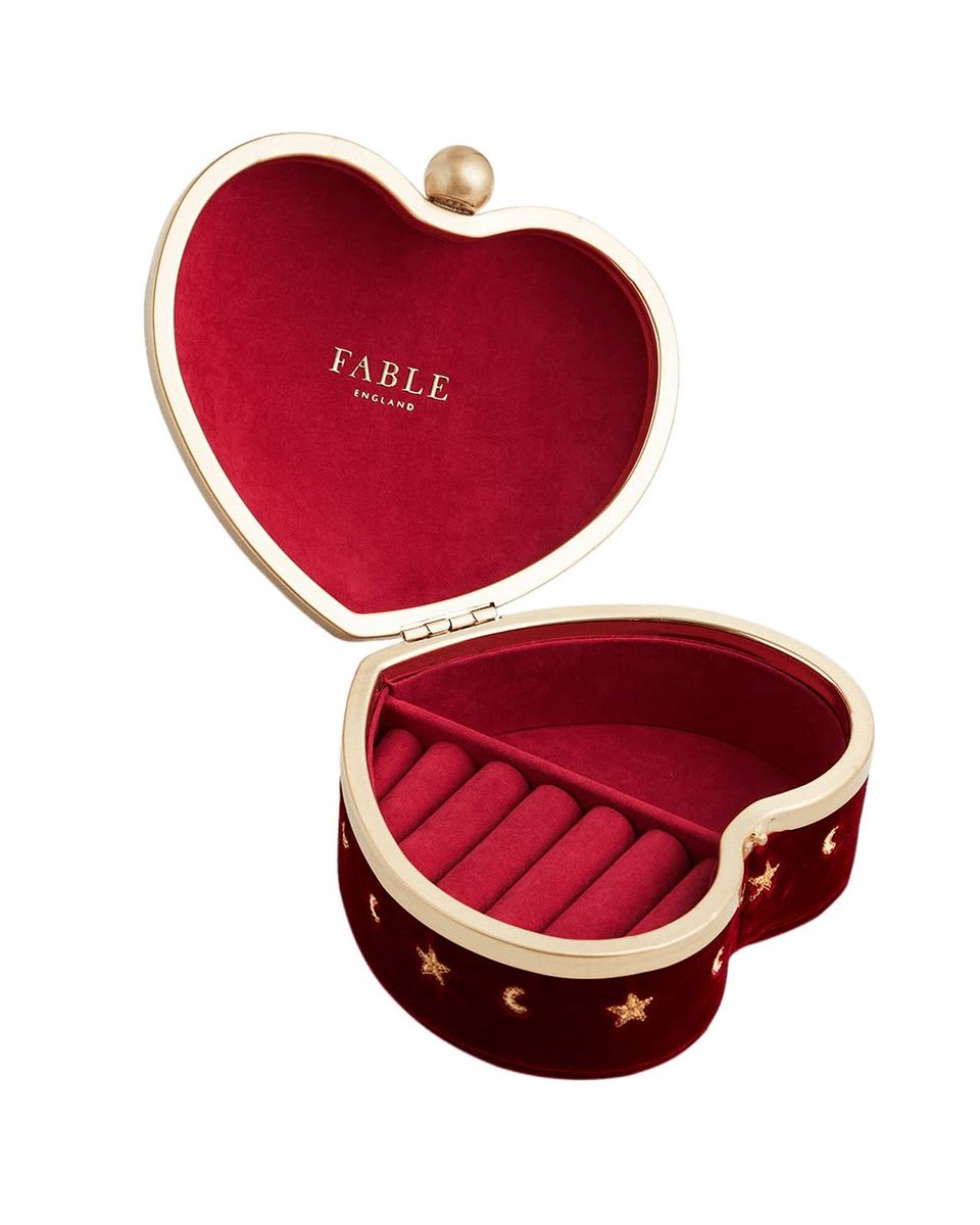 taraaa_koo's tweet photo. FABLE ENGLANDのレッドベルベット刺繍ジュエリーポーチも衝撃的なかわいさだったなぁ。。 https://t.co/6B25B4Xaeh