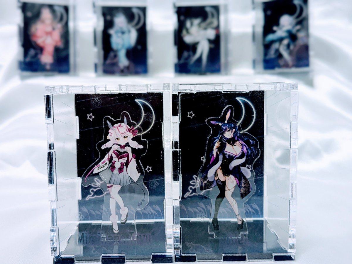 VTuberPRESS's tweet photo. 【#ぶいとり 事後通販情報】

事後通販グッズ、大好評販売中🎁

今回は「キューブ型アクスタ」をご紹介🎵

第1回ぶいとり！のコンセプトである『サイバー×お月見』のイメージを落とし込んだ逸品！

キューブの中で存在感たっぷりの推しがただただ尊いです✨️

▼詳細・ご購入はこちら
https://t.co/D0zoXdSnVx