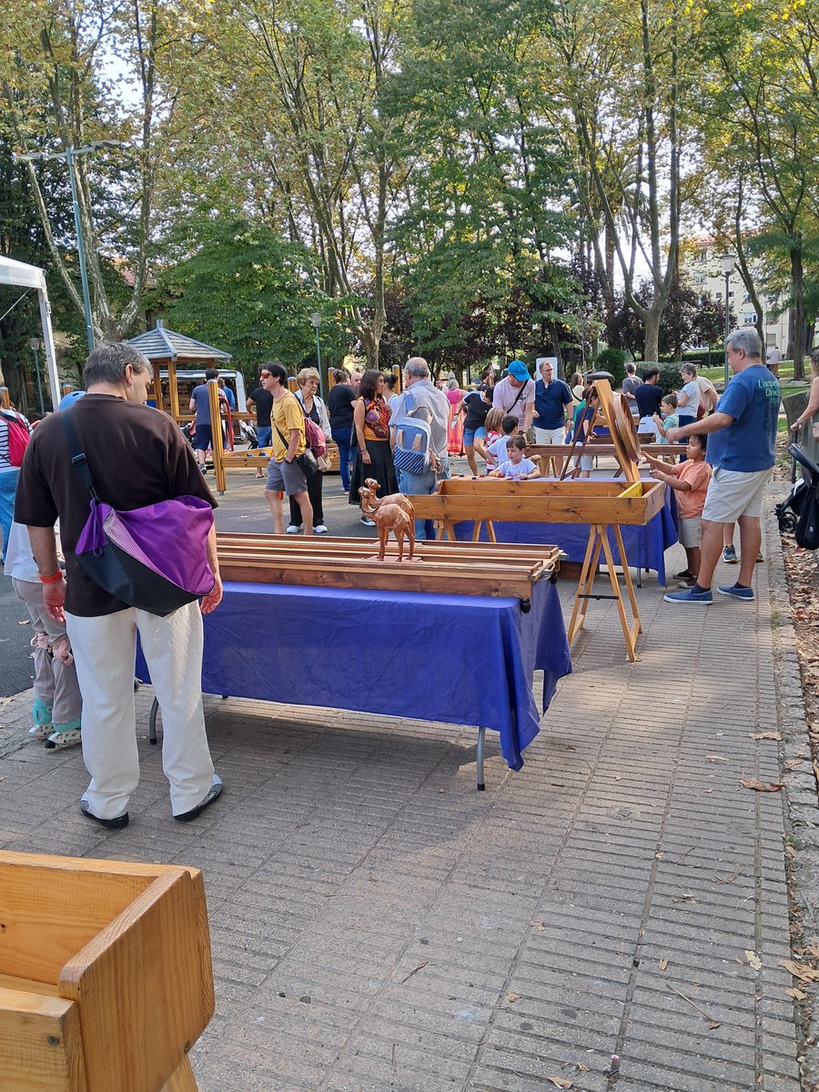 barakaldo_eus's tweet photo. #KilimaEguna hasita!!!
👉 Goizean zehar, #ZurezkoJolasak, #TxalapartaTailerra eta #KilimaFaktoria saio musikatua
👉 Eta arratsaldean, #Puzgarriak, Zea mays-eko #Aiora eta #Piti-ren #MusikaEmanaldia eta #Erromeria!
#SanBizenteko parkean!!! Hurbildu eta gozatu!!! 🥰🥰🥰 https://t.co/4NwpFdlyL6