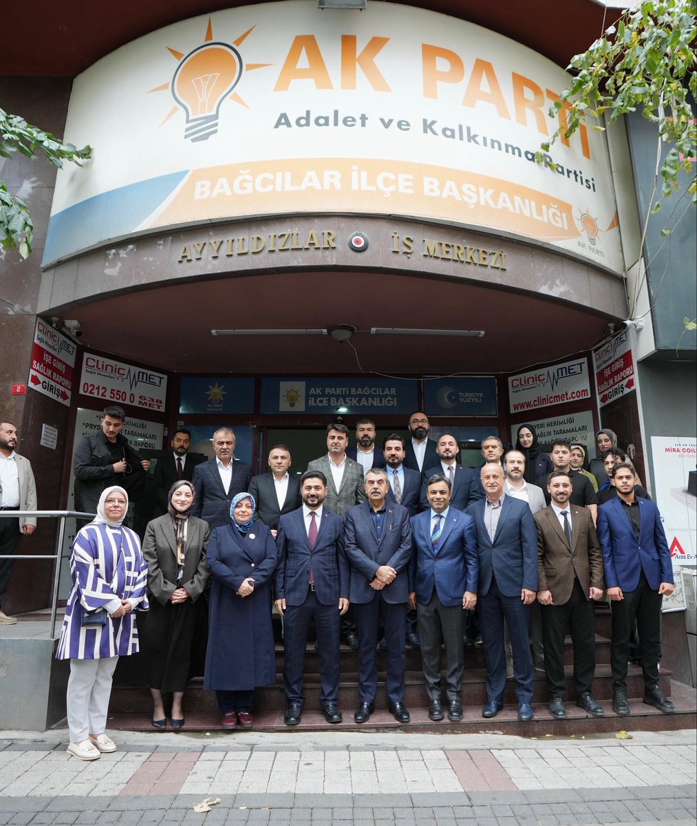 Yusuf__Tekin's tweet photo. 📍 İstanbul

Türkiye Yüzyılı Buluşmaları kapsamında AK Parti Bağcılar İlçe Başkanlığımızda, İlçe Başkanımız Sayın Mikail Çakır ve kıymetli teşkilat mensuplarımızla bir araya geldik.

Gücünü milletimizin iradesinden alan bir hareket olarak, ülkemizin her köşesine hizmet götürmeye devam ediyoruz. Birliğimizi ve kardeşliğimizi güçlendirecek, huzur ve barış içinde daha güçlü bir Türkiye’yi birlikte inşa edeceğiz.

İlçe Başkanımız Sayın Mikail Çakır’a ve teşkilatımıza millete hizmet yolunda muvaffakiyetler diliyorum.
