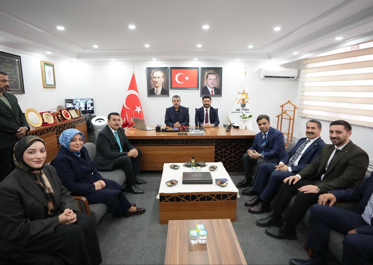 Yusuf__Tekin's tweet photo. 📍 İstanbul

Türkiye Yüzyılı Buluşmaları kapsamında AK Parti Bağcılar İlçe Başkanlığımızda, İlçe Başkanımız Sayın Mikail Çakır ve kıymetli teşkilat mensuplarımızla bir araya geldik.

Gücünü milletimizin iradesinden alan bir hareket olarak, ülkemizin her köşesine hizmet götürmeye devam ediyoruz. Birliğimizi ve kardeşliğimizi güçlendirecek, huzur ve barış içinde daha güçlü bir Türkiye’yi birlikte inşa edeceğiz.

İlçe Başkanımız Sayın Mikail Çakır’a ve teşkilatımıza millete hizmet yolunda muvaffakiyetler diliyorum.