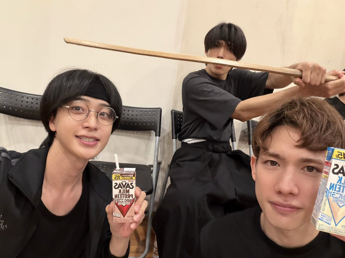 takuma_isawa's tweet photo. 【#薄ミュ】みなさま差し入れありがとうございます！
芝居に歌に殺陣にダンスに、なかなかハイカロリーな作品なので救われています…。

今日は局長＆副長組で撮りました。新選組の柱となれるよう、日々精進あるのみです。

明日も頑張るぞー！！！ https://t.co/bX0jxpjZOZ