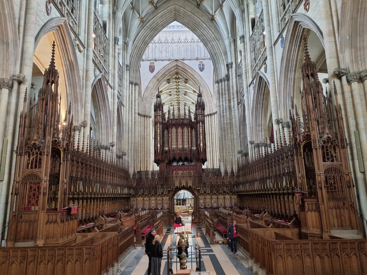 Rotterdam77694's tweet photo. Op zondag gaan #christenen naar de #kerk voor bezinning en aanbidding. Vandaag foto's van de gotische #Minster van #York (#Engeland).
Beroemd is het kinderkoor wat verbonden is aan de kathedraal: wekelijks zingt het koor tijdens diensten. Die muzikale traditie is eeuwenoud. https://t.co/N1ojjNkEGK