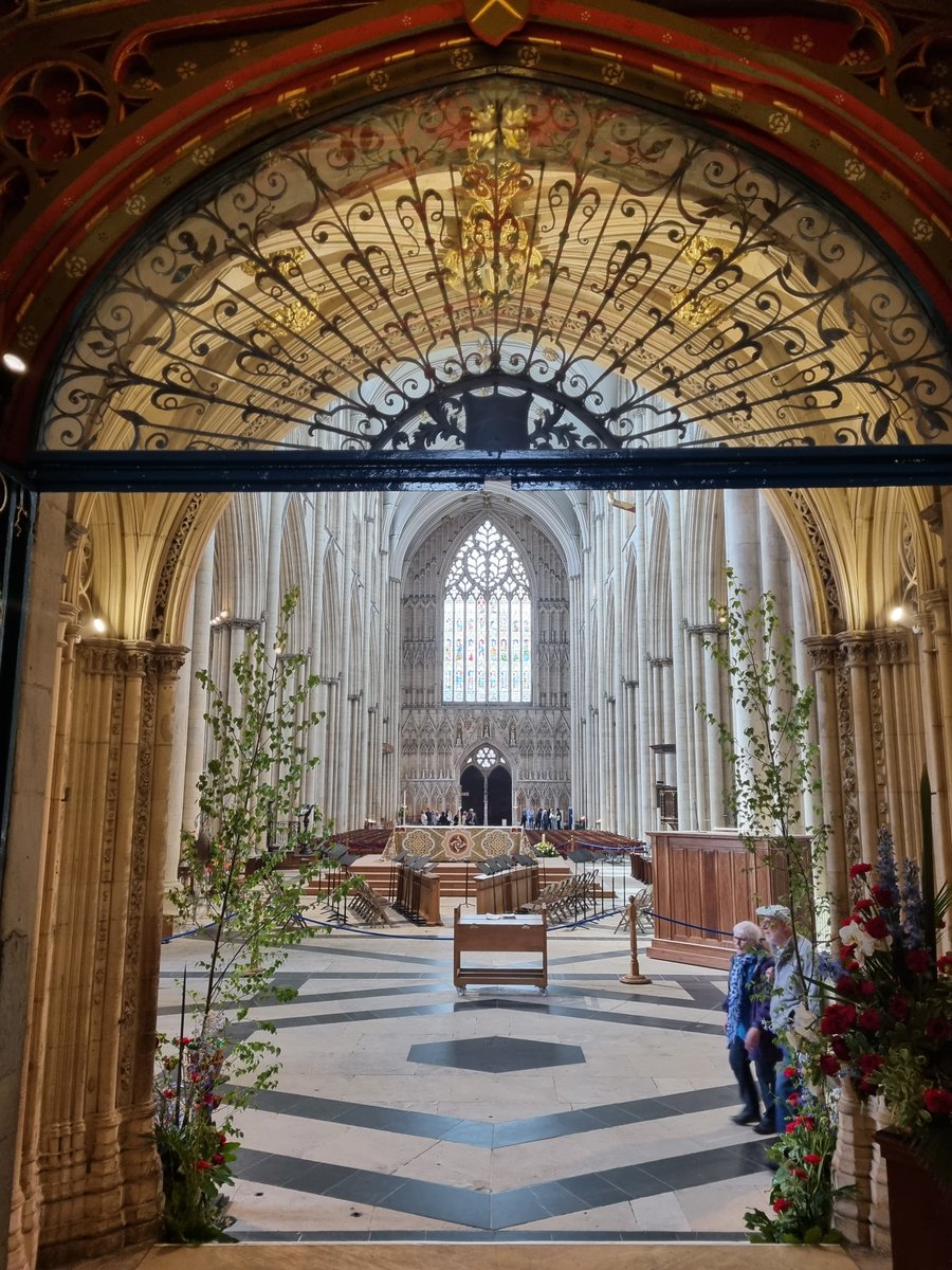 Rotterdam77694's tweet photo. Op zondag gaan #christenen naar de #kerk voor bezinning en aanbidding. Vandaag foto's van de gotische #Minster van #York (#Engeland).
Beroemd is het kinderkoor wat verbonden is aan de kathedraal: wekelijks zingt het koor tijdens diensten. Die muzikale traditie is eeuwenoud. https://t.co/N1ojjNkEGK