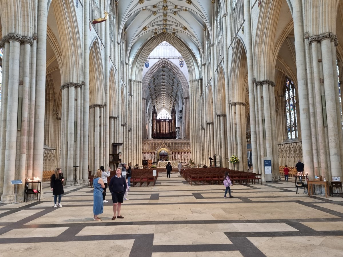 Rotterdam77694's tweet photo. Op zondag gaan #christenen naar de #kerk voor bezinning en aanbidding. Vandaag foto's van de gotische #Minster van #York (#Engeland).
Beroemd is het kinderkoor wat verbonden is aan de kathedraal: wekelijks zingt het koor tijdens diensten. Die muzikale traditie is eeuwenoud. https://t.co/N1ojjNkEGK