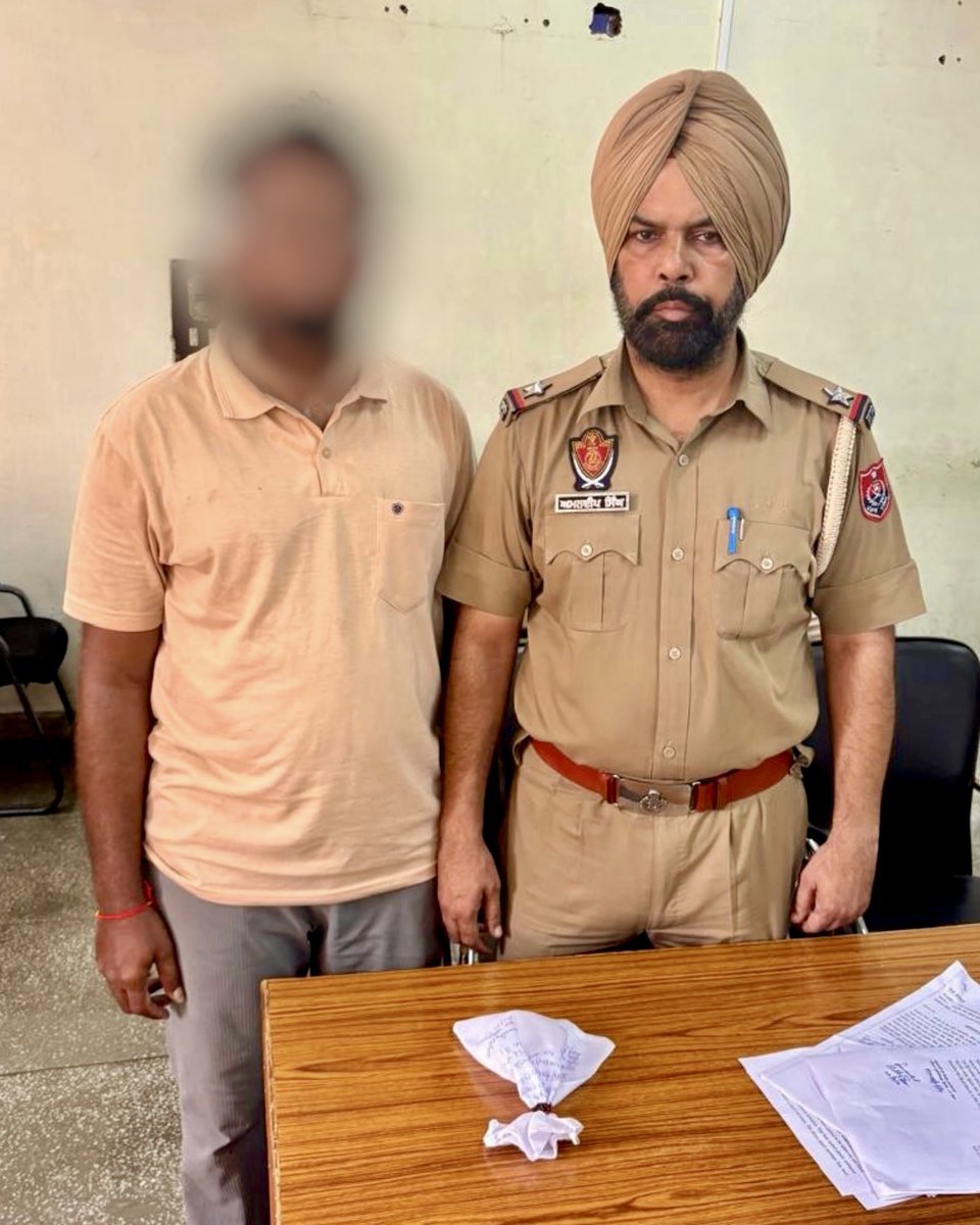 SangrurPolice's tweet photo. 🚨 Under the ongoing #YudhNashianVirudh campaign, #SangrurPolice arrested an individual with the recovery of heroin/Chitta from his possession
💪 Our relentless fight against drugs continues to ensure a safe and drug-free society
#ActionAgainstDrugs #DrugFreePunjab https://t.co/uhpAz4J8FP