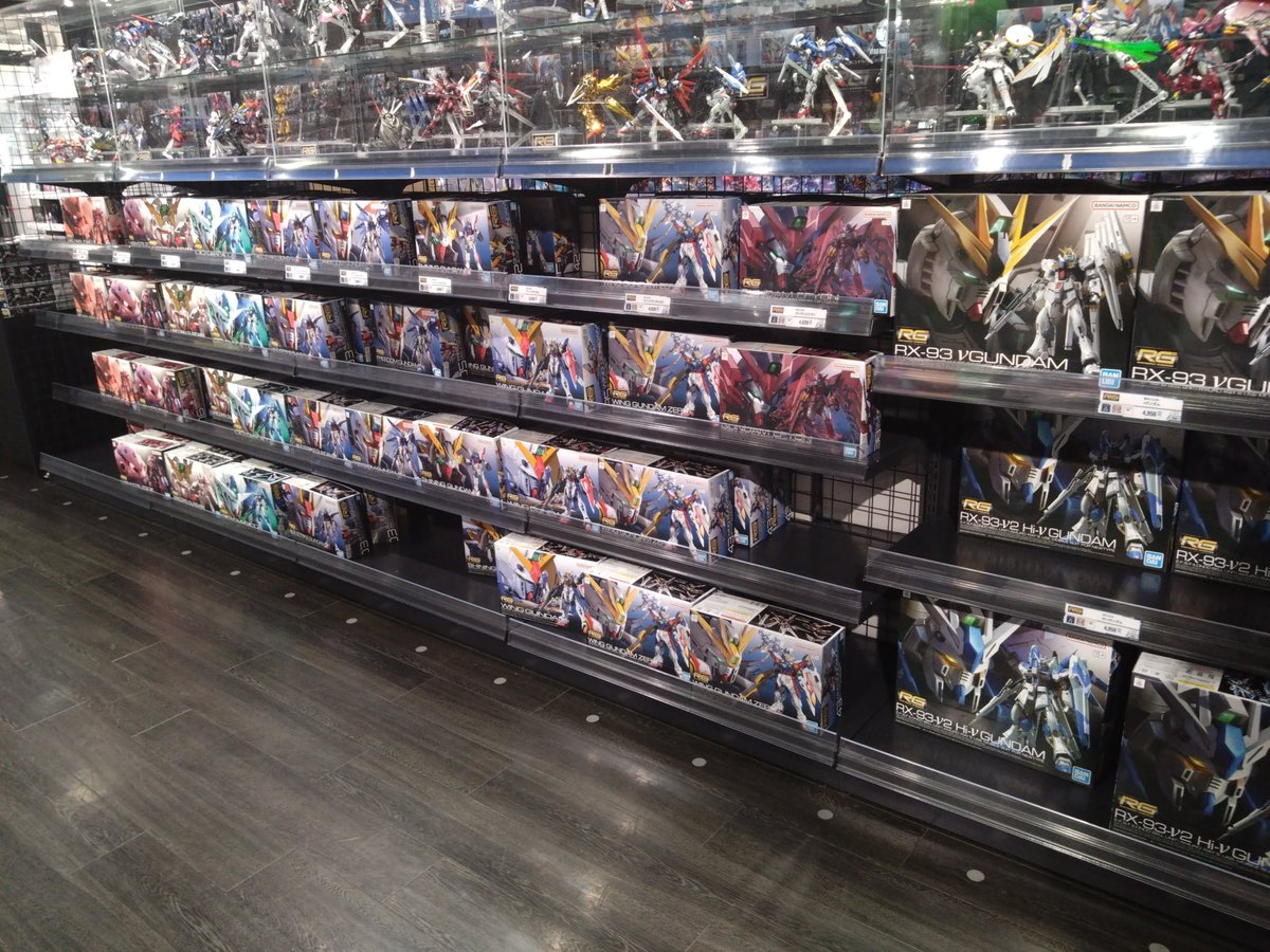 masahiko7524's tweet photo. ガンダムベース東京　19:34

MGSDクシャトリアまだ沢山有ります。

ウエハース、昨日買ったのが最後の1個でした。😢
普通のコンビニだと見ないんでせよね😢 https://t.co/JkIw6FyxAQ