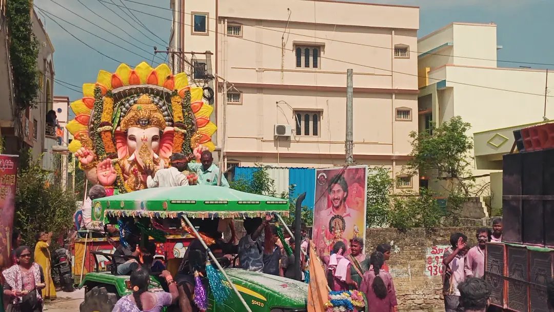 Chirala_MBFC's tweet photo. SRT Youth Ganesh Nimarjanam 🚩

Chirala Mahesh Babu Fans 🔥

#Maheshbabu #Varanasi https://t.co/C6f1KJs2kn