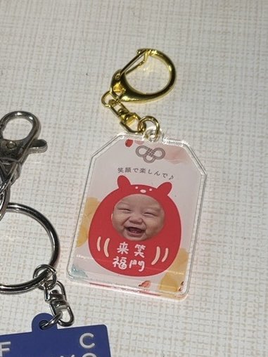 nonderful's tweet photo. 【孫っち日和】

週末に孫クンをつれて次女が遊びに来た

「これ、この子からふたりに」

そう言って渡された “敬老の日” のプレゼント

孫クンの写真付きキーホルダー

🎁

そう言えば僕はおじいちゃんに、カミさんはおばあちゃんになってたのだ

“敬老” の対象者だとい…

https://t.co/celn4kzeu4 https://t.co/bBfAGX1fm7