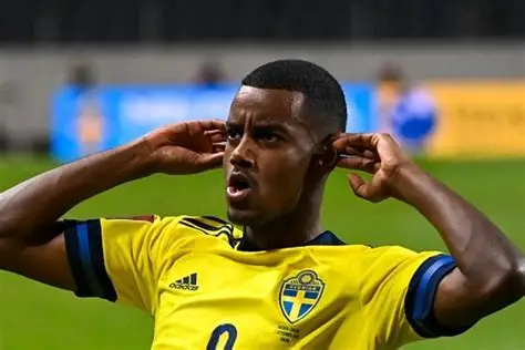 MineBitSports's tweet photo. 🇸🇪🔴Isak is heading back to Liverpool. Minor injury, out of Sweden’s remaining games this break. Club doctors will check him now.

Via @FabrizioRomano https://t.co/FMGilj7wrD