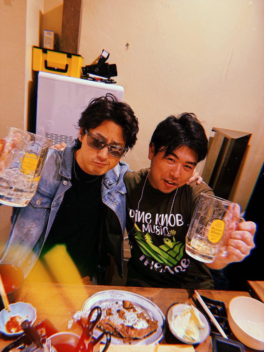 riku_matsumoto2's tweet photo. ウルフルズ！
はじめて1列目のど真ん中！
感覚的にはずーっと目の前でトータスさんの歯の裏見てる感じ笑
そしてサポートキーボードの泰斗くんとやっと一緒に飯食ってBARで歌ってサイコーな夜が2日も続いたのでした😌
泰斗くん「青春」のMVで着てるTシャツでめちゃ笑った！
#ウルフルズ
#香川 https://t.co/xvgp3DmTmv