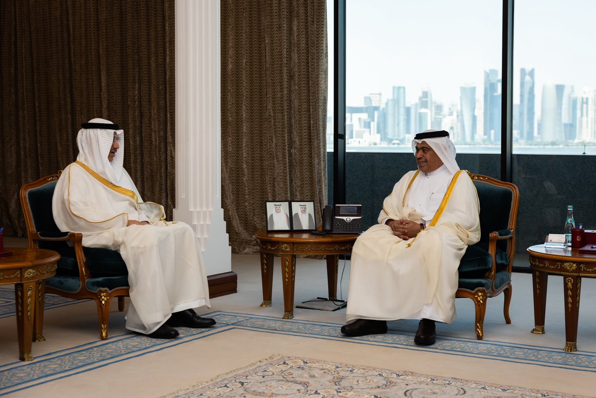 isdb_group's tweet photo. استقبل معالي السيد علي بن أحمد الكواري، وزير المالية ومحافظ البنك الإسلامي للتنمية عن دولة قطر @MoF_Qatar، معالي الدكتور محمد الجاسر، رئيس مجموعة #البنك_الإسلامي_للتنمية، في الدوحة، وذلك على هامش الاجتماعات السنوية للبنك الآسيوي للاستثمار في البنية التحتية.

وبحث اللقاء سبل تعزيز التعاون من خلال صندوق التمويل الميسّر التابع للبنك، وحشد الموارد لدعم الدول الأعضاء الأقل نمواً، بما يسهم في تحقيق أهداف التنمية المستدامة.

وأشاد معالي الدكتور الجاسر بالعلاقات الوثيقة والشراكة الراسخة بين دولة #قطر ومجموعة البنك الإسلامي للتنمية، مثمناً دور دولة قطر وإسهاماتها المستمرة في دعم جهود التنمية والعمل الإنساني إقليمياً ودولياً.