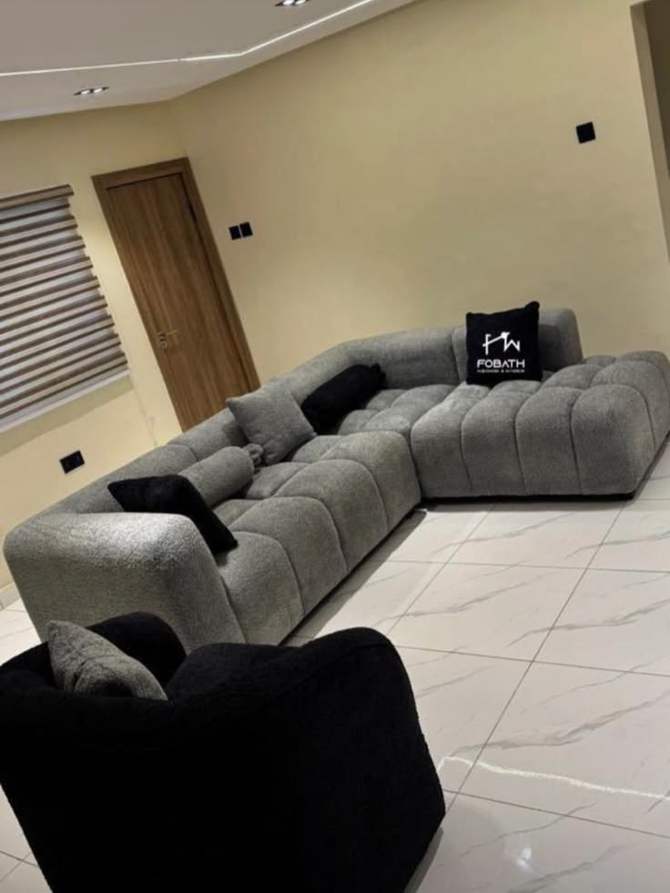 ThatOjoBoy's tweet photo. My carpenter just brought my chair this morning 🤧😩

What I ordered      vs      What I got 😭💔 https://t.co/RqRAmCZAHL