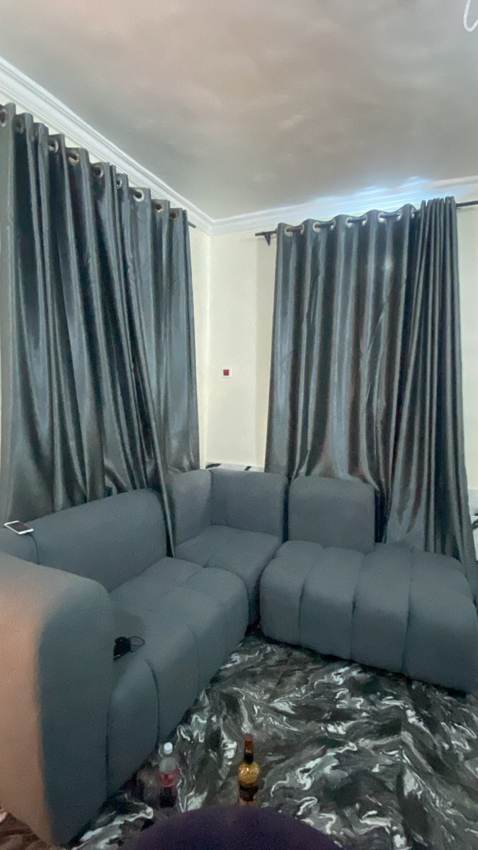 ThatOjoBoy's tweet photo. My carpenter just brought my chair this morning 🤧😩

What I ordered      vs      What I got 😭💔 https://t.co/RqRAmCZAHL