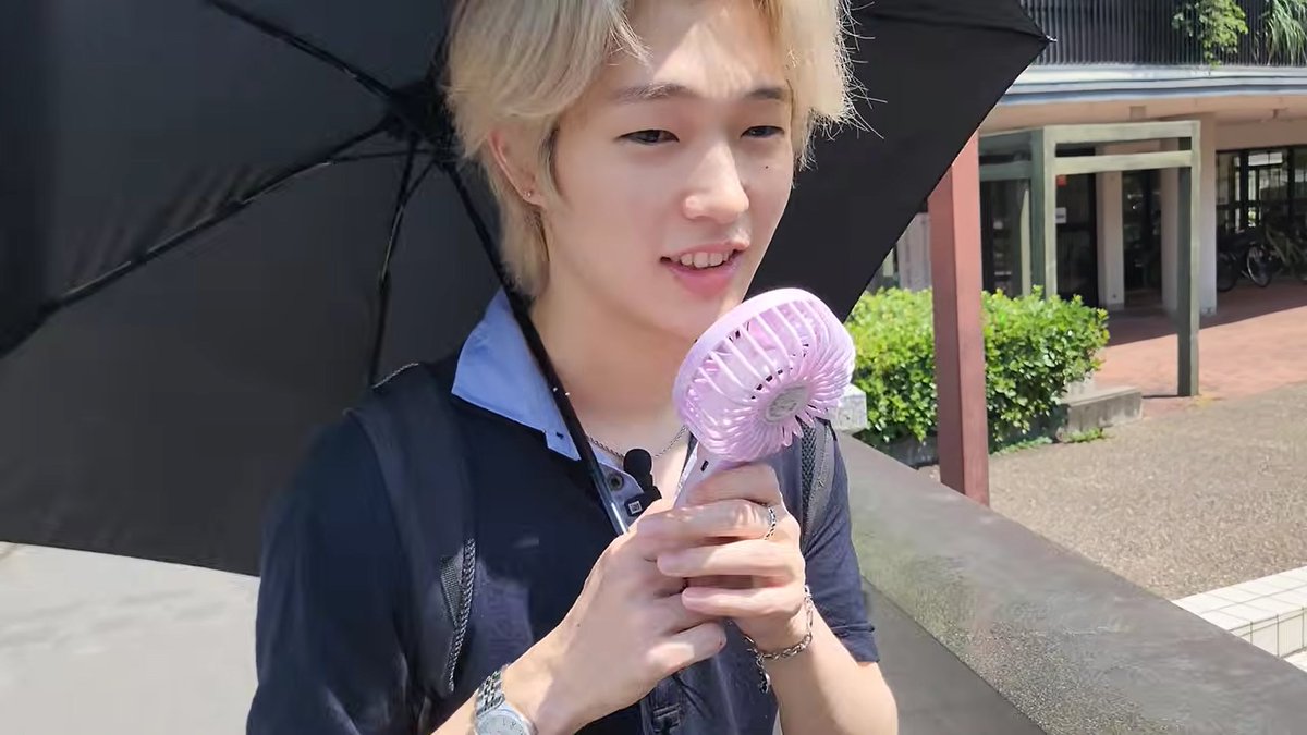 denix9106's tweet photo. I bought a fan for summer this year. I didn't know asian people used that a lot https://t.co/G5p95v4zwD