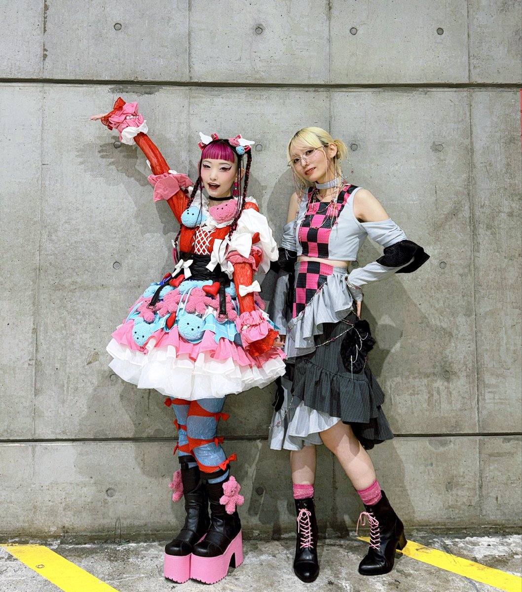 77oakr's tweet photo. #X_VORDER_RUNWAY
とっても豪華なライブに参加して歌ってきたよー！！！ありがとうございました🪽🍒✨リアルとバーチャルがクロスした景色は最高だったし、Mika先生にデザインしていただいた衣装を長年の友達に製作してもらえたのも個人的に感激ポイントで、たくさんのハッピーをもらえましたっ。 https://t.co/TvkXWgwkqm