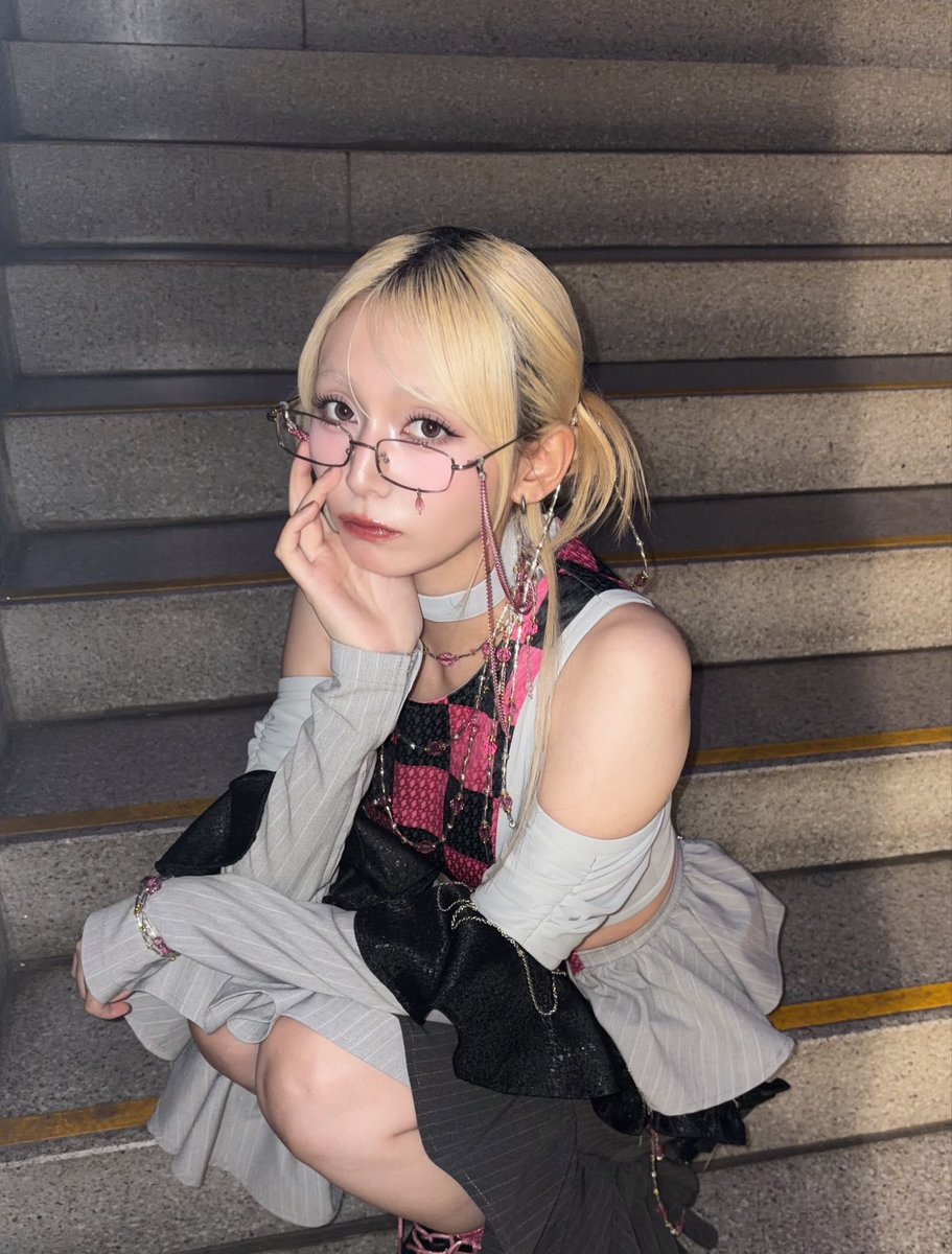 77oakr's tweet photo. #X_VORDER_RUNWAY
とっても豪華なライブに参加して歌ってきたよー！！！ありがとうございました🪽🍒✨リアルとバーチャルがクロスした景色は最高だったし、Mika先生にデザインしていただいた衣装を長年の友達に製作してもらえたのも個人的に感激ポイントで、たくさんのハッピーをもらえましたっ。 https://t.co/TvkXWgwkqm