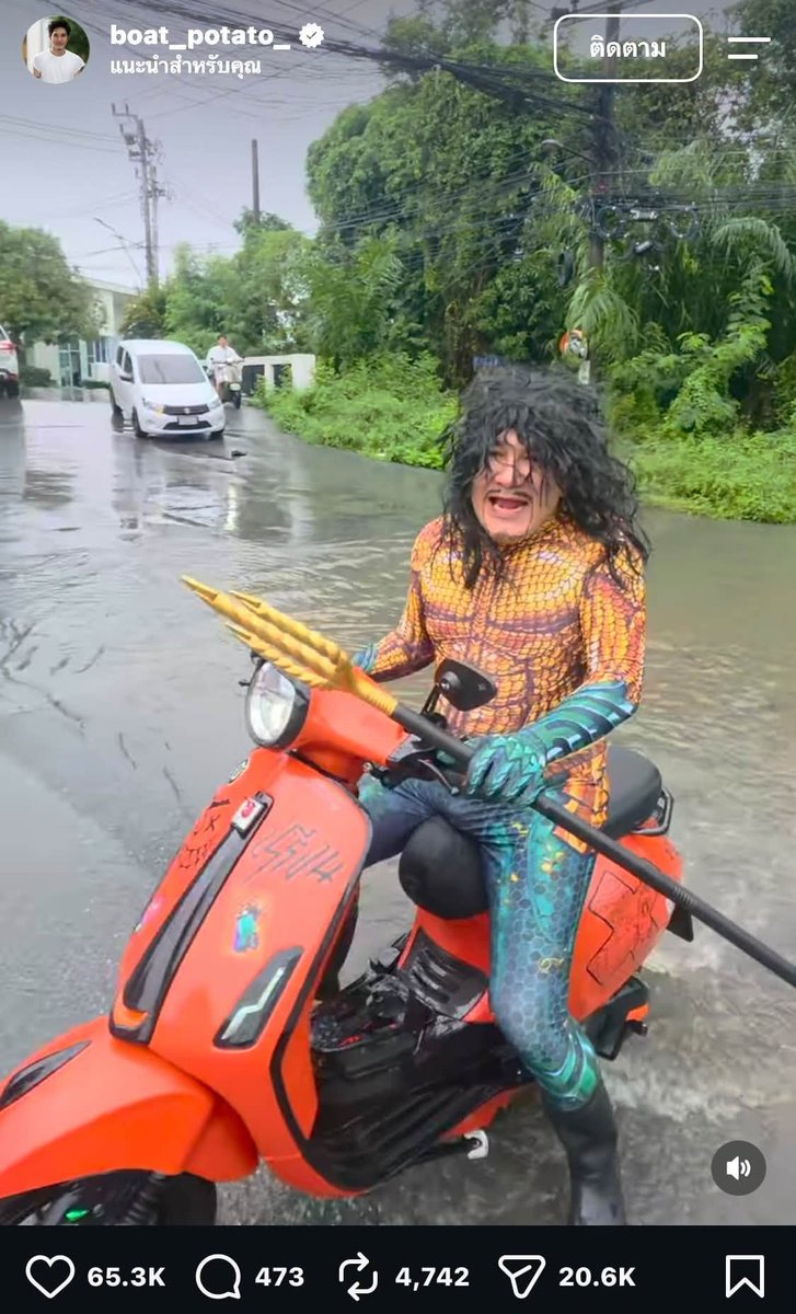 Hellojung's tweet photo. @Ema_onlyyuzu While the flood is serious but Thai people are always stay funny in every situation 😁 https://t.co/Msyhi8pstt