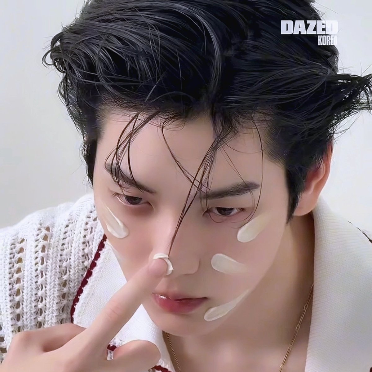 po1i25's tweet photo. 🐰🤍 https://t.co/wl96sh9ljC