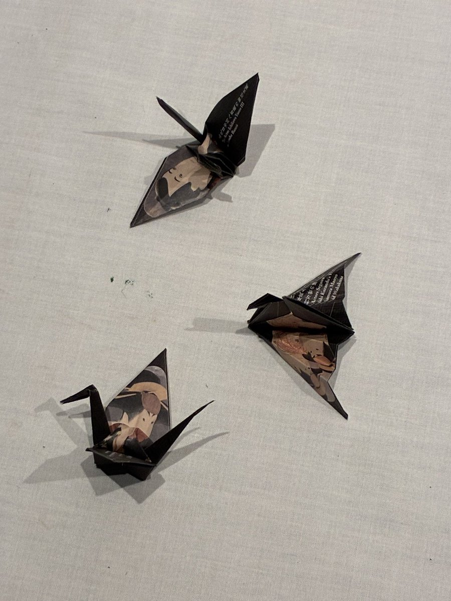 UnsaiYukari's tweet photo. 栃木市内の和紙屋さんにもらった浮世絵の入った折り鶴を熊本応援に持っていく幕に貼ってもらったり、メッセージを描いてもらったりしました。😊
#熊本地震応援アート#青の花束💐も熊本に持参して、ご縁と情熱を強く感じる場所に残して行きたいと思います。
#つながる愛#心の花束#熊本応援#栃木市から熊本へ